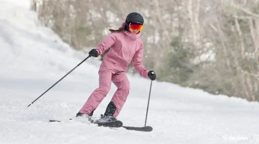 jeune fille qui pratique le ski en toute sécurité
