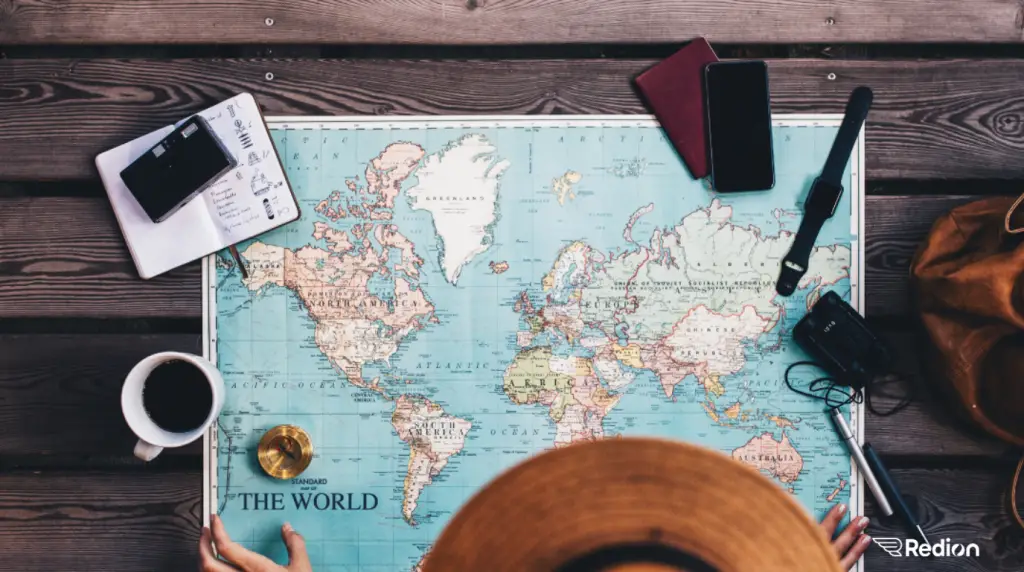 mappemonde et un voyageur qui prépare son tour du monde bien assuré