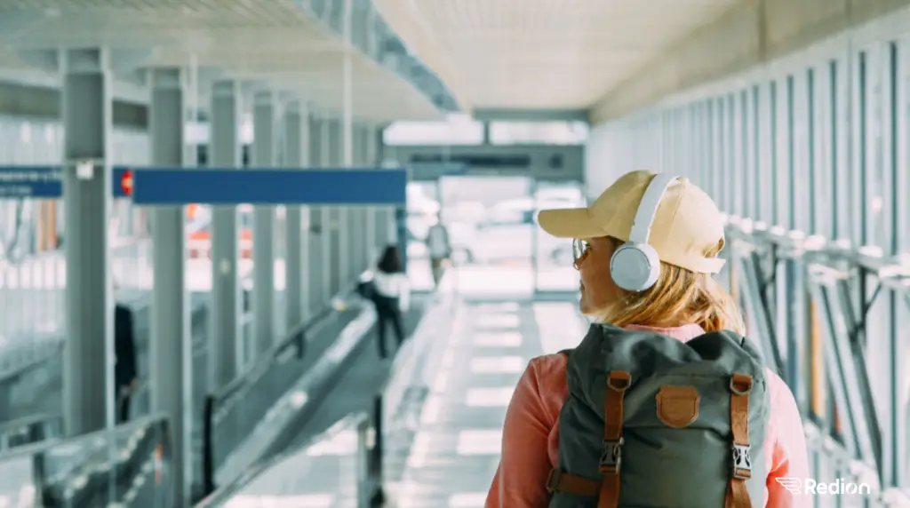 Jeune fille qui part en vacances et se promène dans l'aéroport