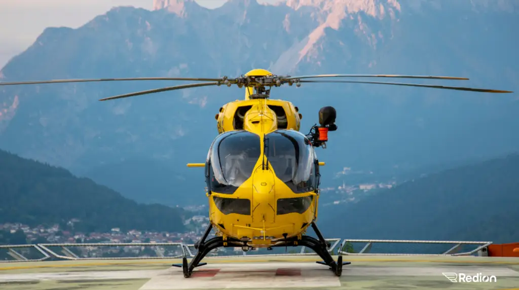 helicoptere de secours sur une piste d'atterrissage