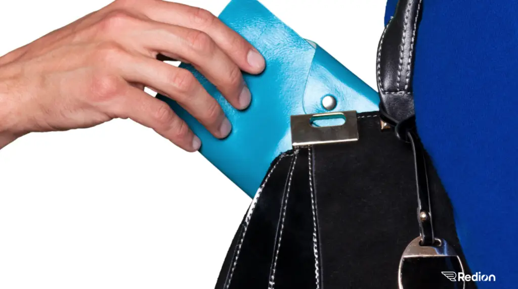 Sécurité à l'étranger en voyage : une main vole dans un sac